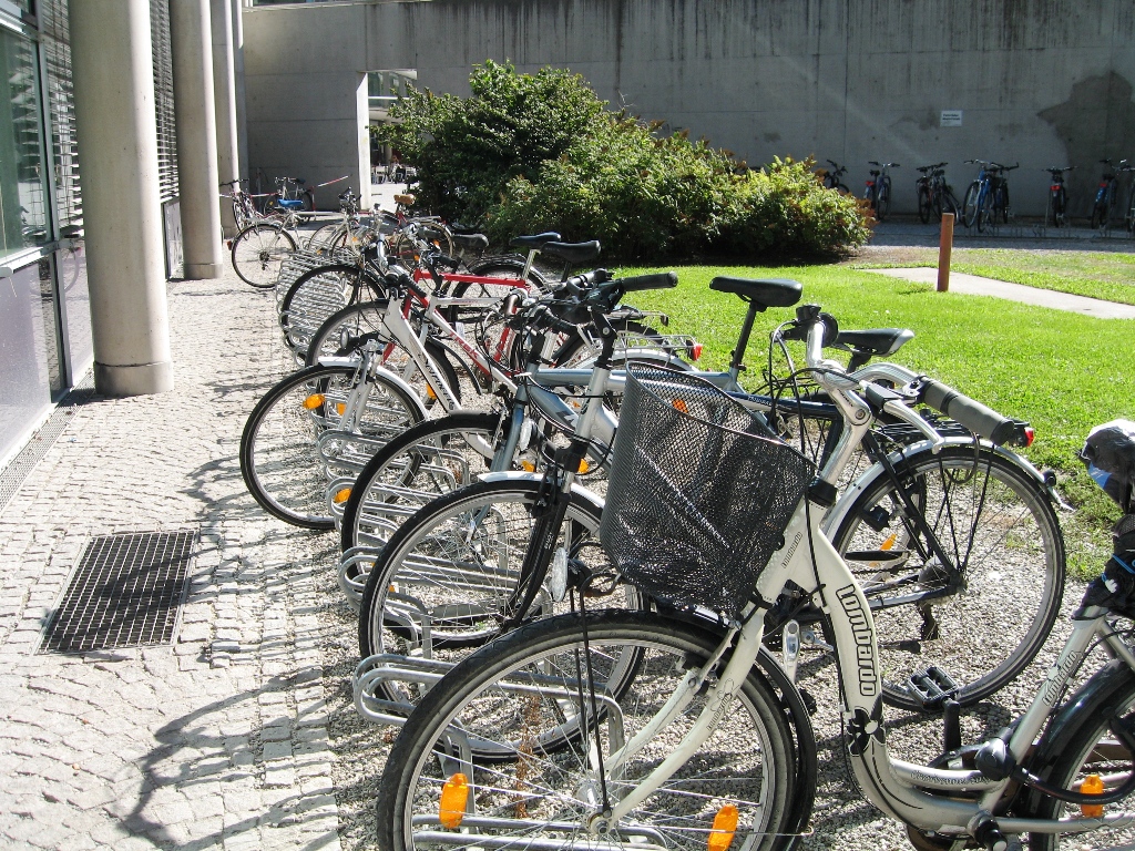 Fahrräder vor Universität