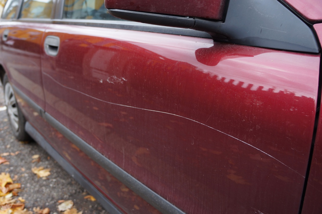 Kratzer im Auto Vandalismus - lizenzfreie Bilder, kostenloser Support